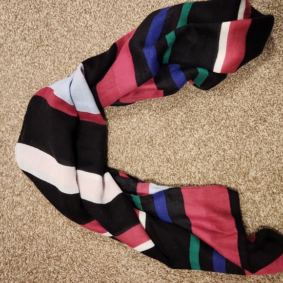 Scarf lot - Picture 3 of 7